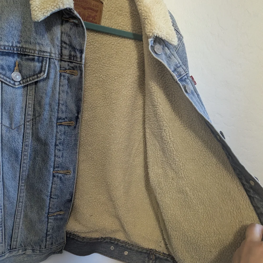 Levi’s Trucker with Sherpa Lining - Picture 7 of 7